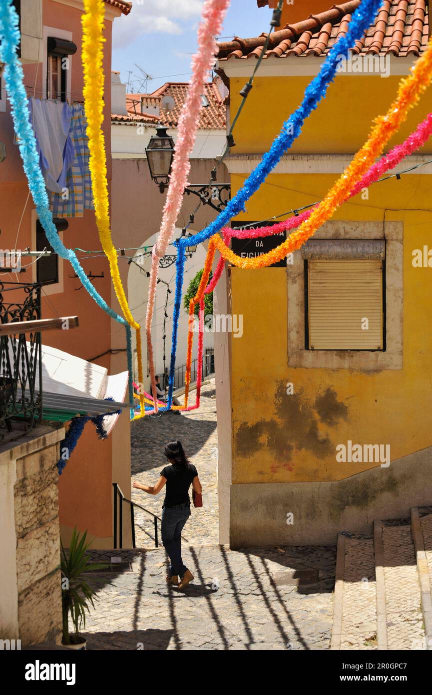 Ghirlande tra case, Alfama, Lisbona, Portogallo Foto Stock