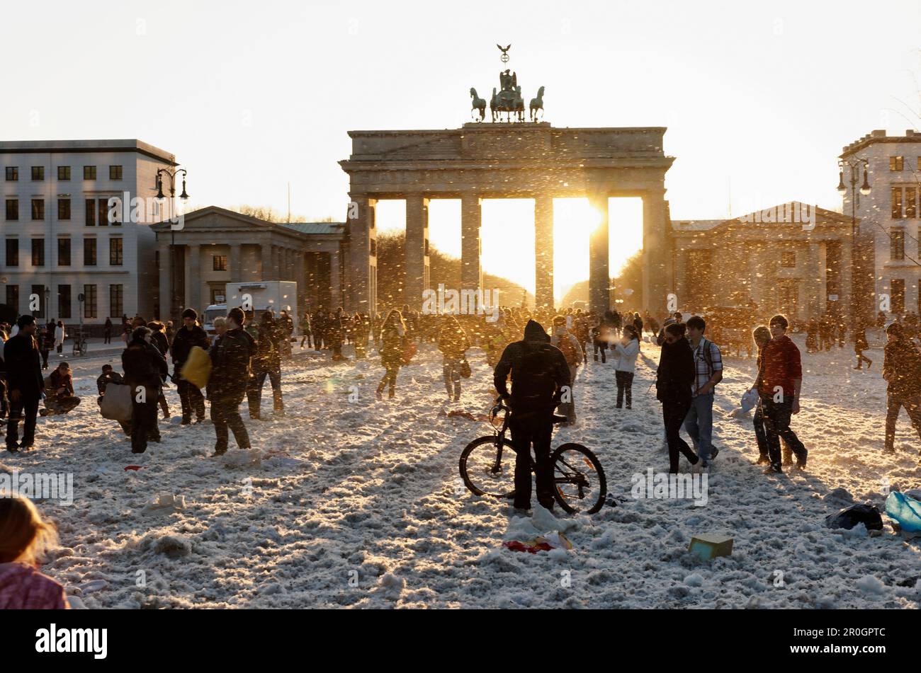 Guanciali, gente e piume di fronte alla porta di Brandeburgo, Piazza Parigina, Unter den Linden, quartiere Mitte, Berlino, Germania, Europa Foto Stock