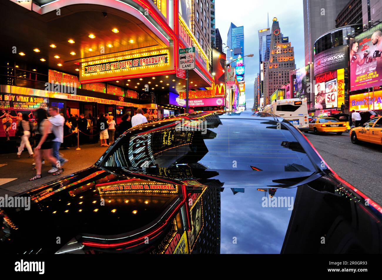 Riflessione sulla superficie della vettura nera, Times Square, Manhattan, New York City, USA Foto Stock