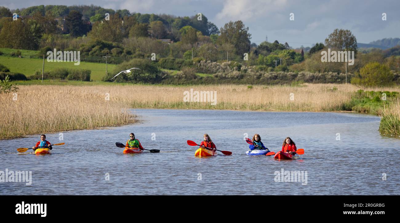 Il 7 maggio 2023 cinque giovani canoisti si sono assaliti sul fiume Brit tra le canne di West Bay, Dorset, Regno Unito Foto Stock