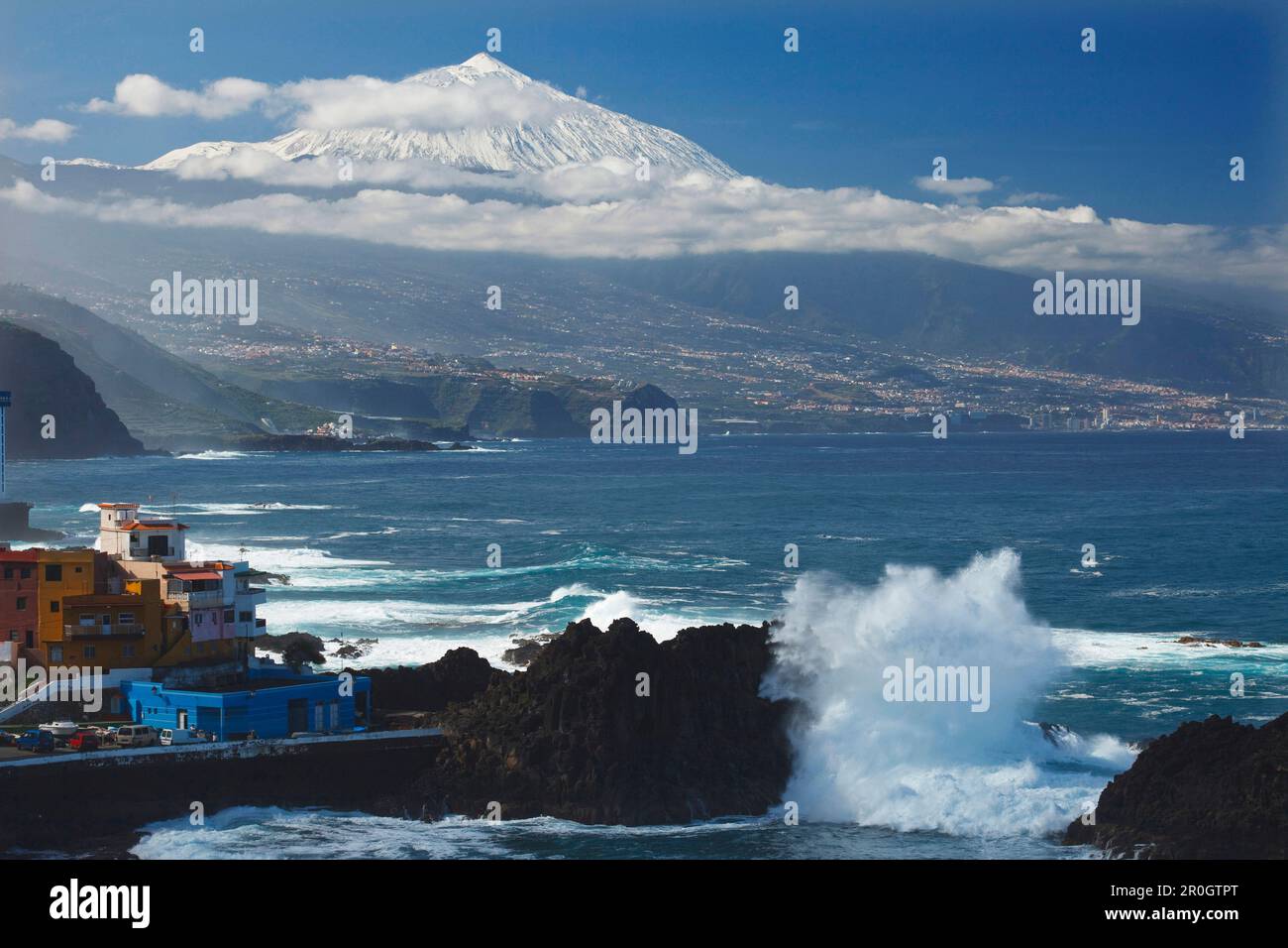 Breakers al villaggio di El Pris, costa, valle di Orotava, vista a Teide 3718m, le isole punto di riferimento, paese punto alto, montagna vulcanica, T Foto Stock