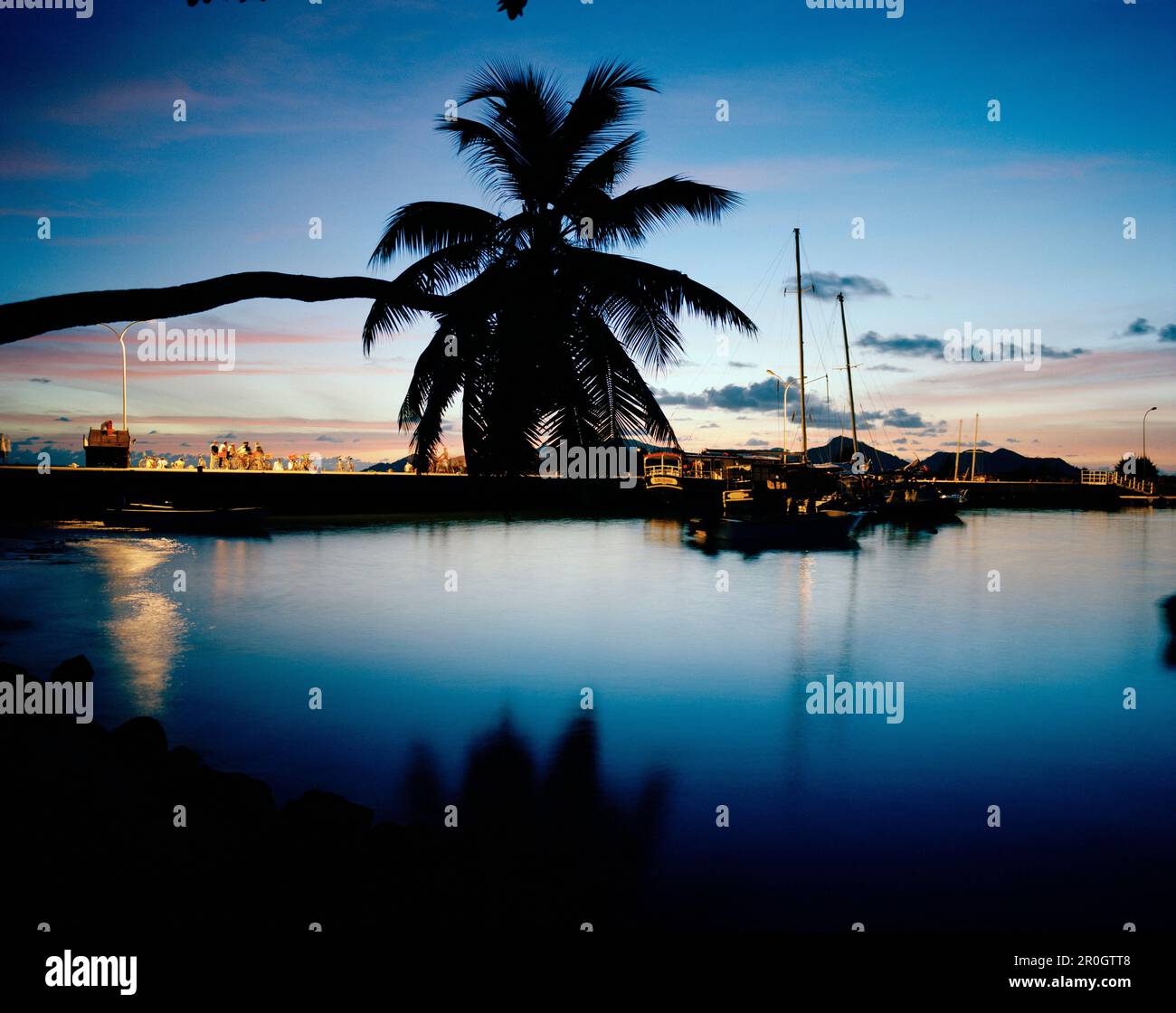 Molo al porto di la Passe in serata, la Digue, la Digue e Inner Islands, Repubblica delle Seychelles, Oceano Indiano Foto Stock