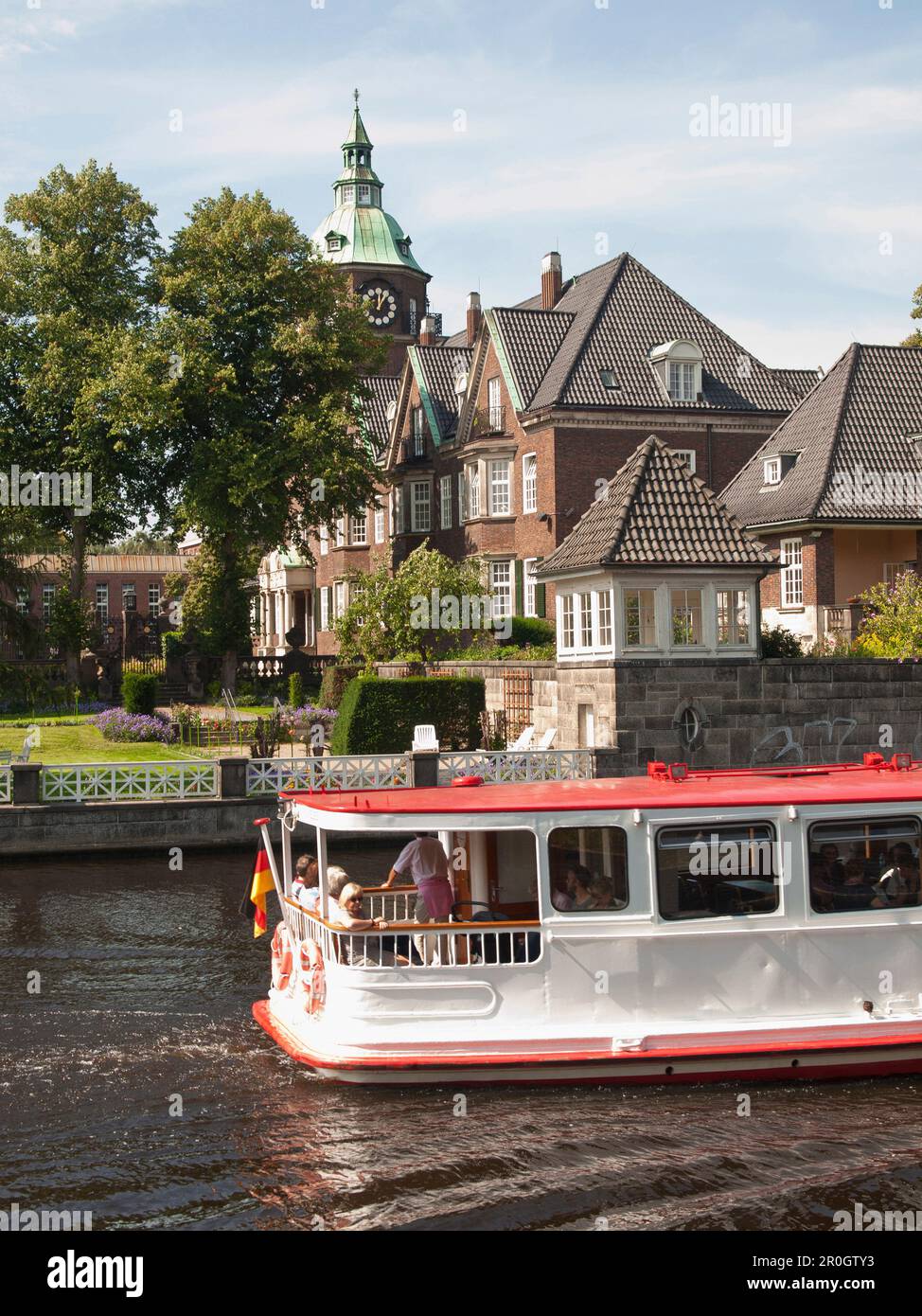 Alster sistema di cottura a vapore sul fiume Alster davanti a Saint Johannis Abbey, città anseatica di Amburgo, Germania Foto Stock