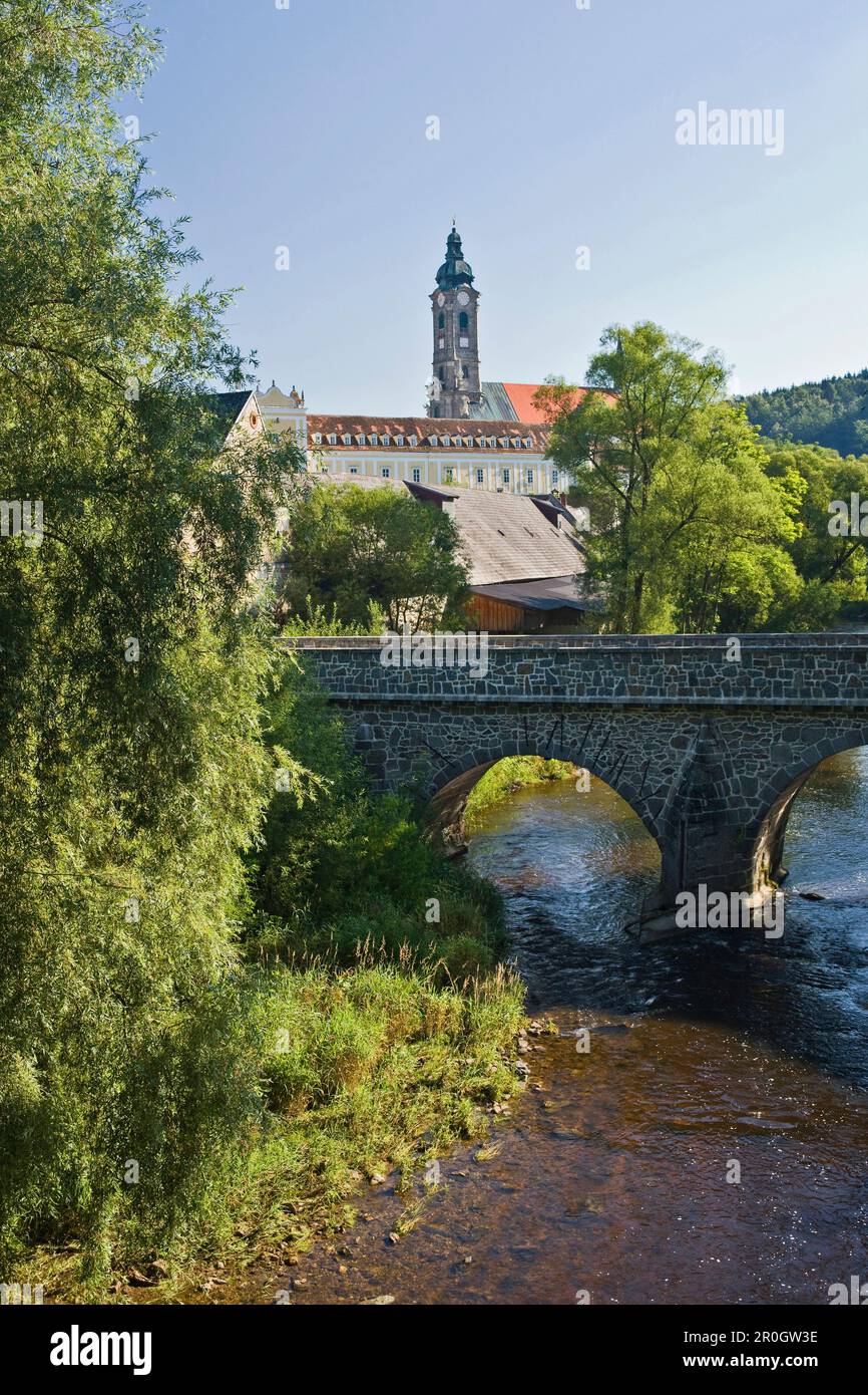 Vista sul fiume e sul ponte di fronte all'abbazia di Zwettl, Waldviertel, bassa Austria, Austria, Europa Foto Stock