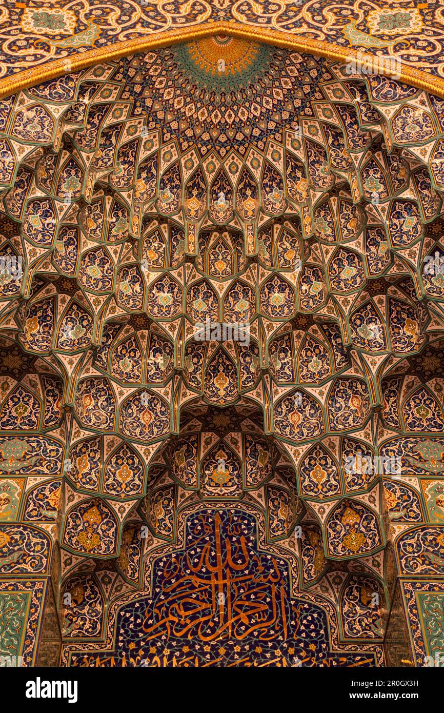 Gli intricati dettagli sulla parete interna musalla, Sultan Qaboos Grande Moschea, Muscat Masqat, Oman, Penisola arabica Foto Stock