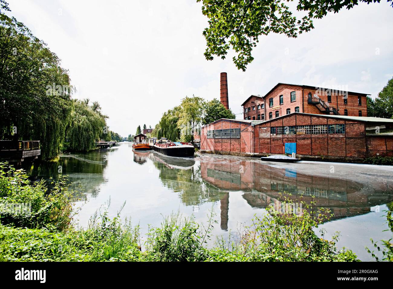 Canale di attraversamento ad Amburgo-Wilhelmsburg, Amburgo, Germania Foto Stock