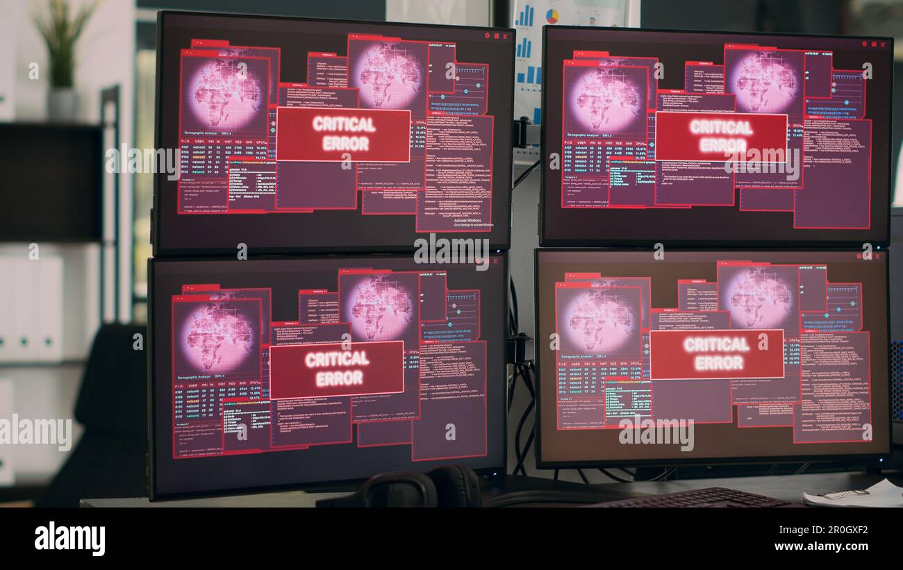 Più computer che mostrano un avviso di pirateria informatica e una violazione della sicurezza, mentre il sistema server viene violato. Monitor che visualizzano il messaggio di errore critico lampeggiante sullo schermo e l'avviso di minaccia malware. Foto Stock