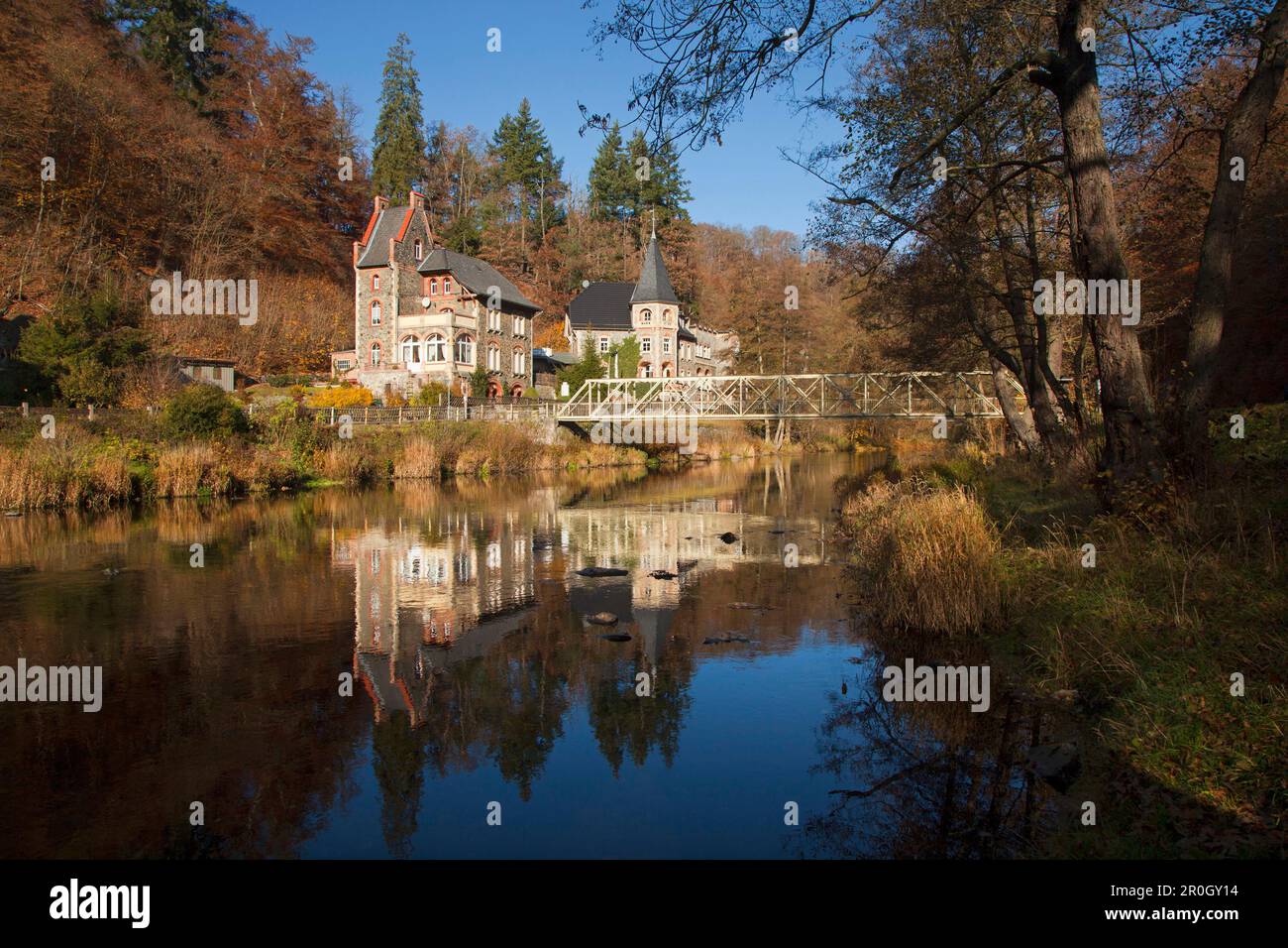 Case sulle rive del fiume Bode nella luce del sole, Treseburg, valle di Bode, montagne Harz, Sassonia-Anhalt, Germania, Europa Foto Stock