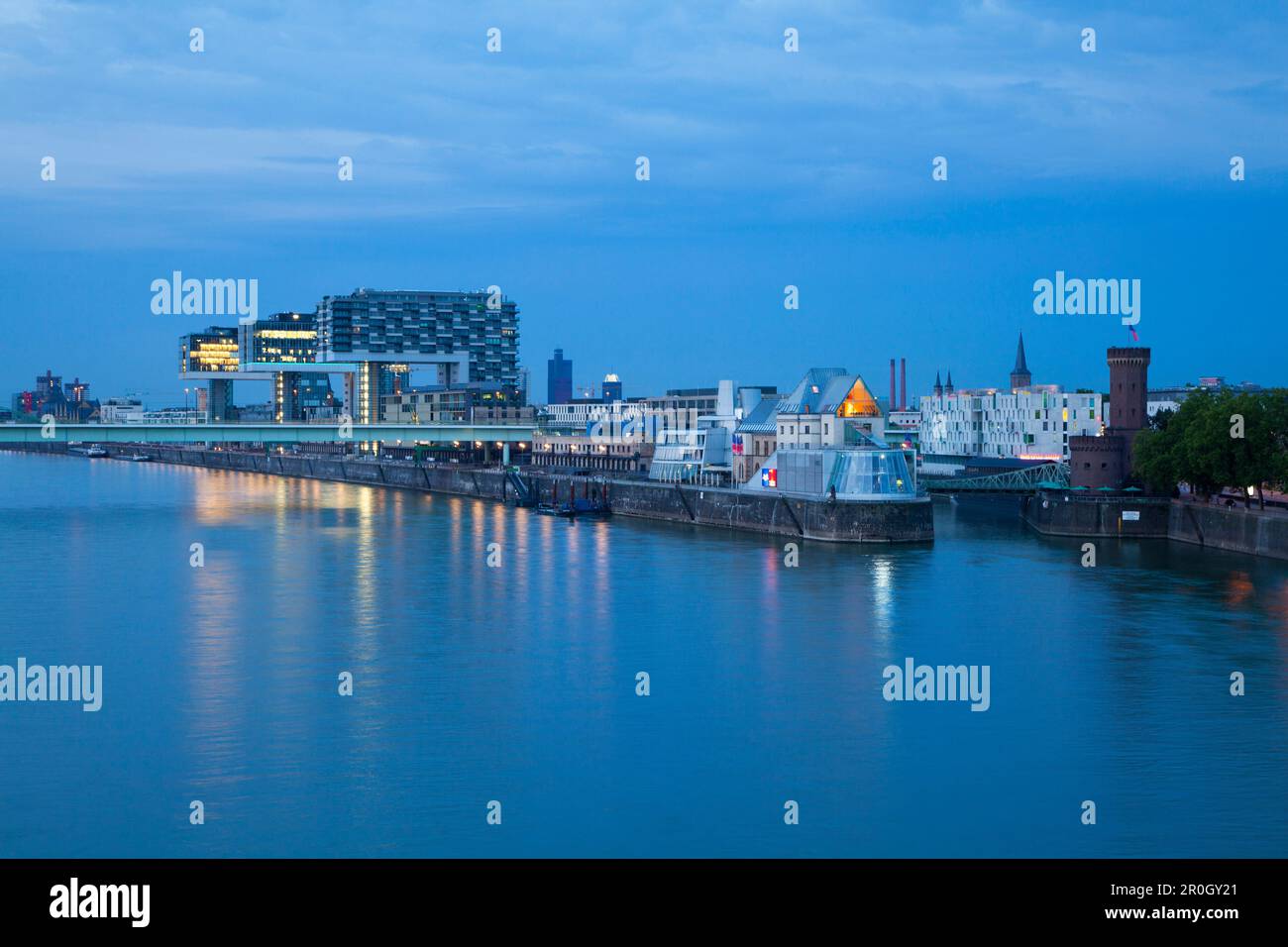 Vista sul fiume Reno fino al porto di Rheinau, al museo del cioccolato e alla torre Malakoff di sera, a Colonia, al Nord Reno-Westfalia, in Germania, in Europa Foto Stock