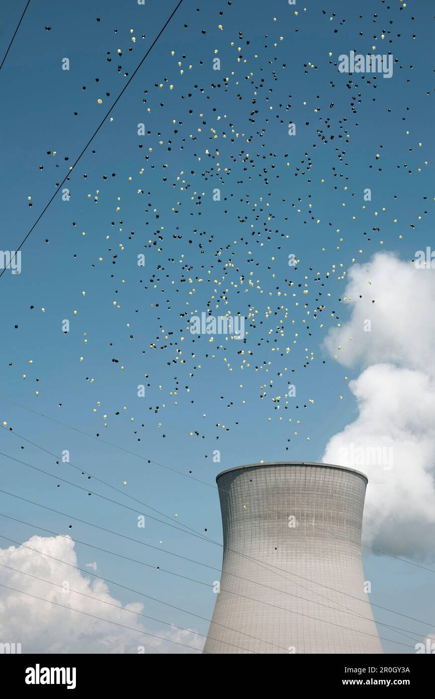 Palloncini che volano sopra una torre di raffreddamento, dimostrazione contro la centrale nucleare di Gundremmingen, Baviera, Germania Foto Stock