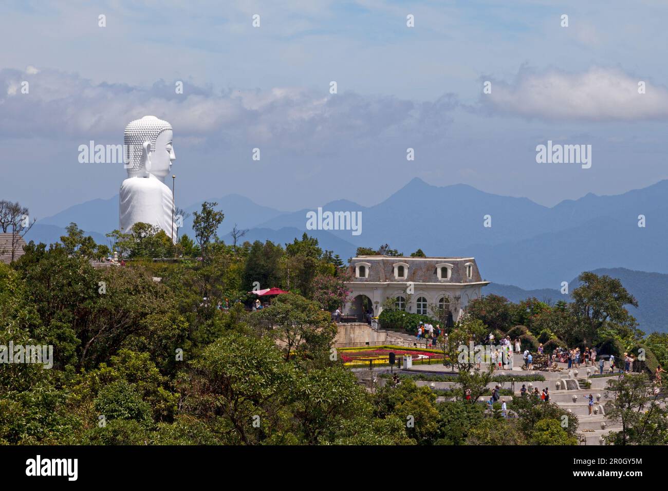 Statua di Buddha bianco alla Pagoda Linh Ung sulle colline di Bà Nà in Vietnam. Foto Stock