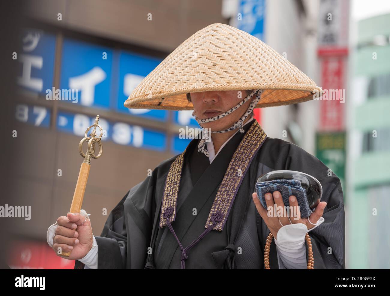Monaco buddista, che indossa il tengai, il cappello di paglia Kasa, che oblitera l'ego. Foto Stock