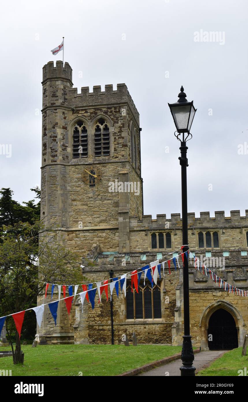 Chiesa di Santa Maria, Bletchley decorato con conigli per l'Incoronazione di re Carlo III Foto Stock