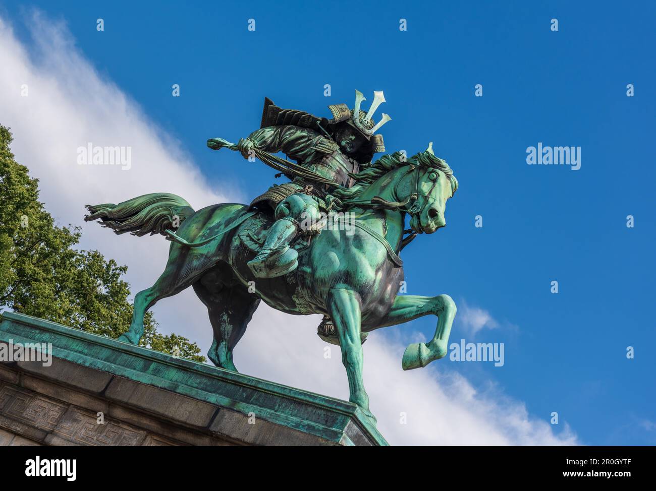 Statua del famoso guerriero presso il Giardino Nazionale Kokyo Gaien di Tokyo Foto Stock