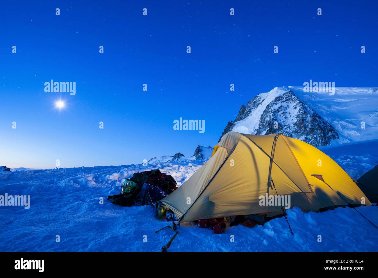 Tenda sotto il Monte Bianco du Tacul, luna e cielo stellato, Chamonix-Mont-Blanc, Francia Foto Stock