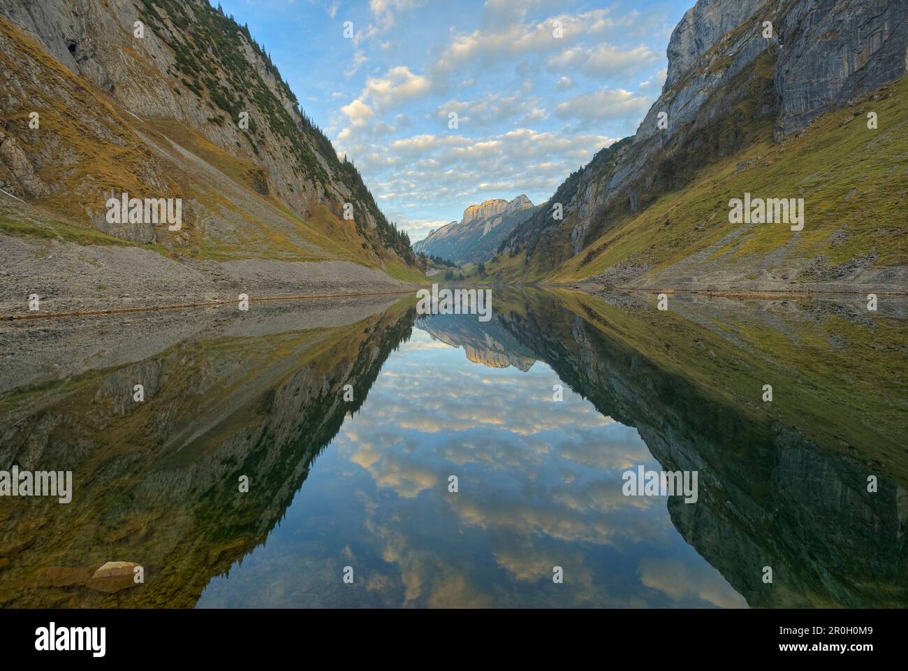 Lago Falen sull Alpstein mountain range, Appenzell Innerrhoden, Svizzera, Europa Foto Stock