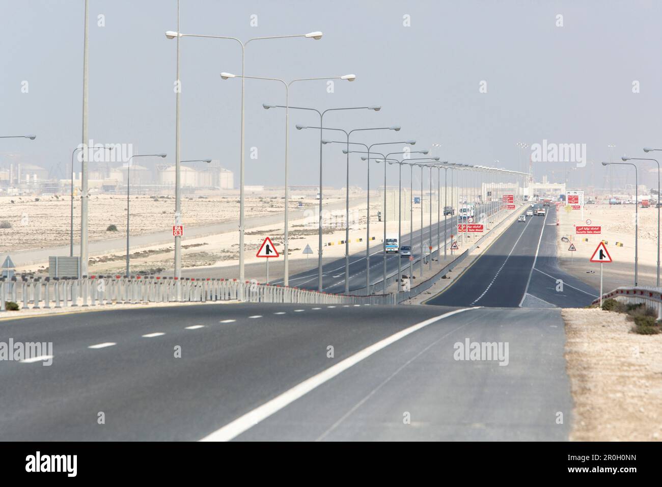 Strada per Ras Laffan Industrial City, Qatar Foto Stock