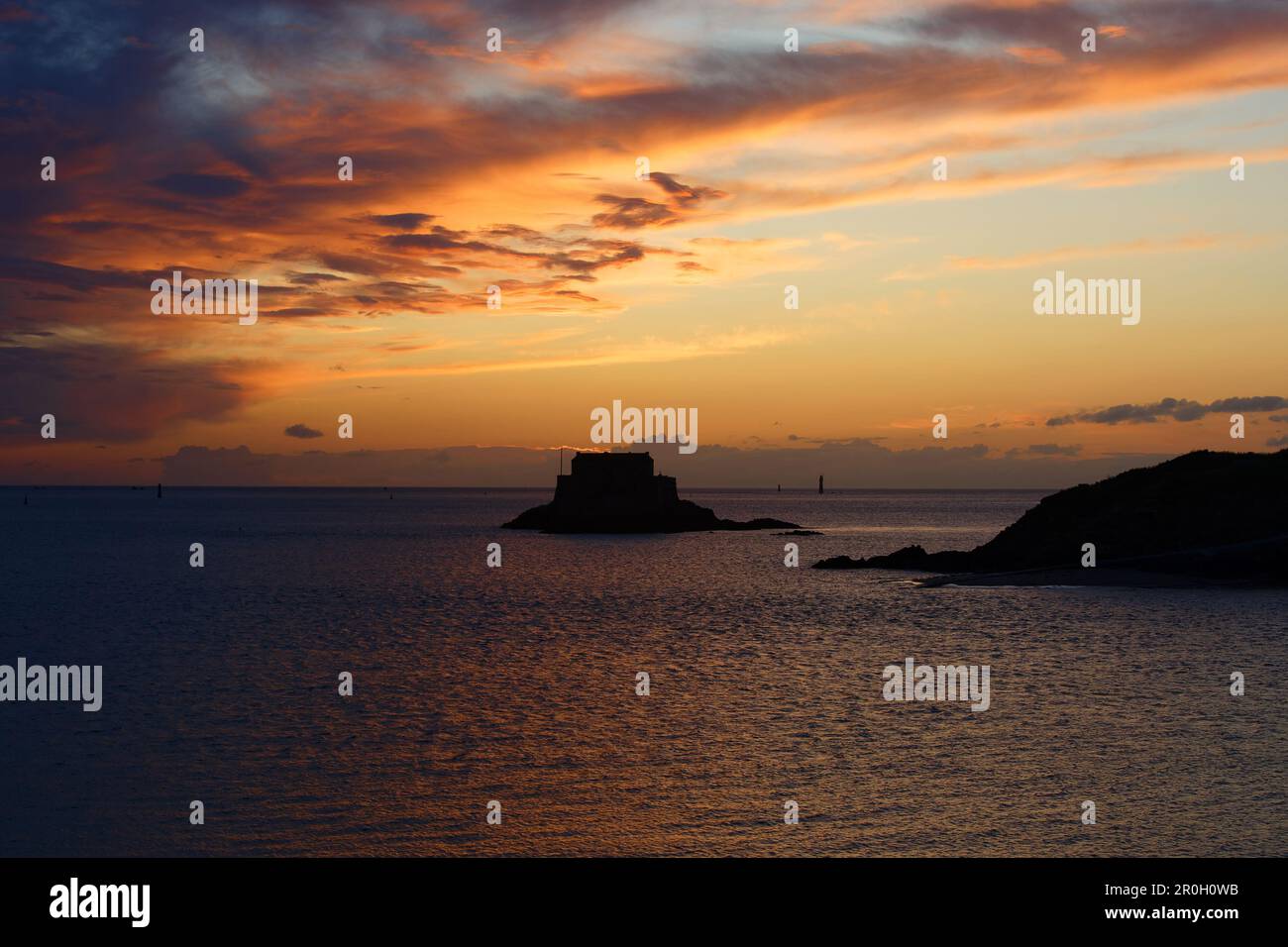 Bellezza tramonto vista dalla spiaggia di Saint Malo. Piscina naturale a Saint-Malo in Bretagna . Francia. Foto Stock