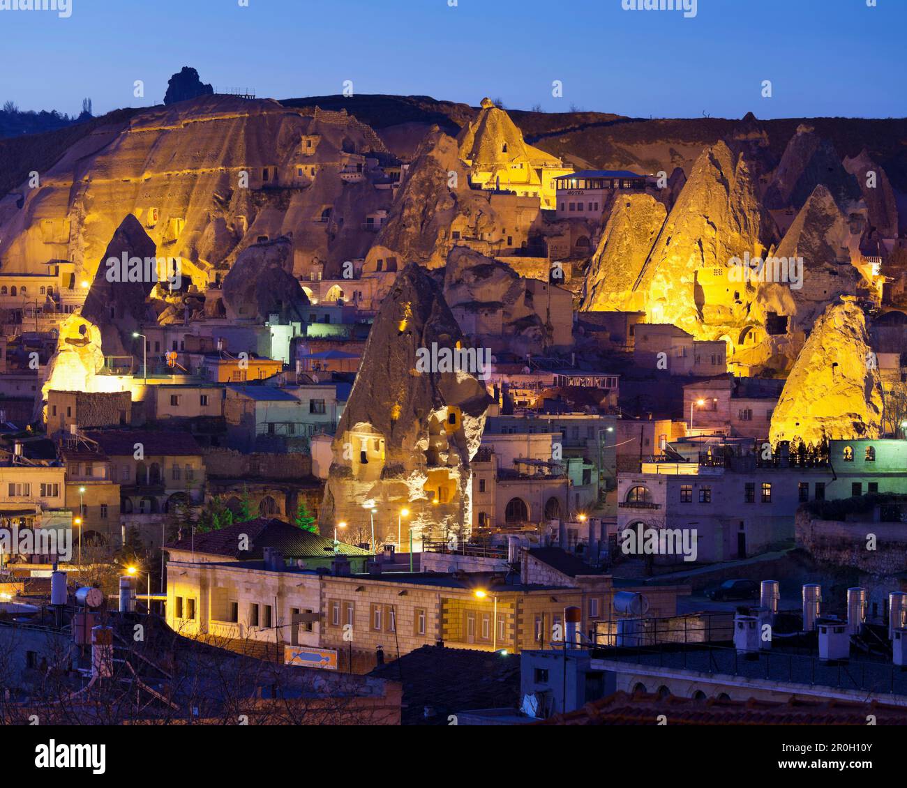 Vista sulla città e Goereme di notte, Parco Nazionale di Goereme, sito naturale mondiale dell'UNESCO, Cappadocia, Anatolia, Turchia Foto Stock