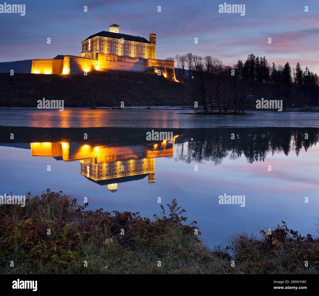 Castello di Trautenfels di notte, valle Ennstal, Stiria, Austria Foto Stock