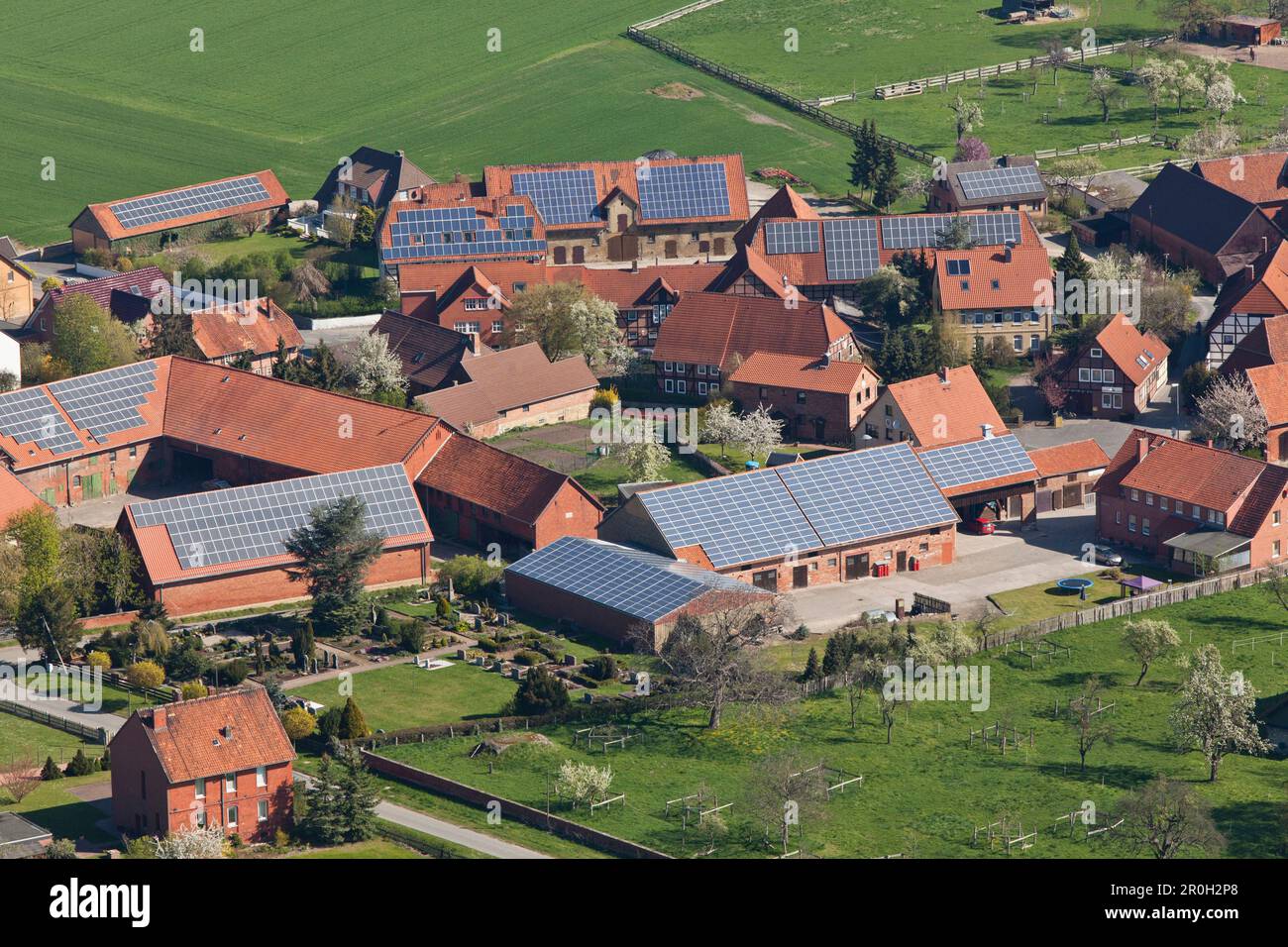 Vista aerea dei pannelli solari sui tetti del villaggio, energia alternativa, bassa Sassonia, Germania del Nord Foto Stock