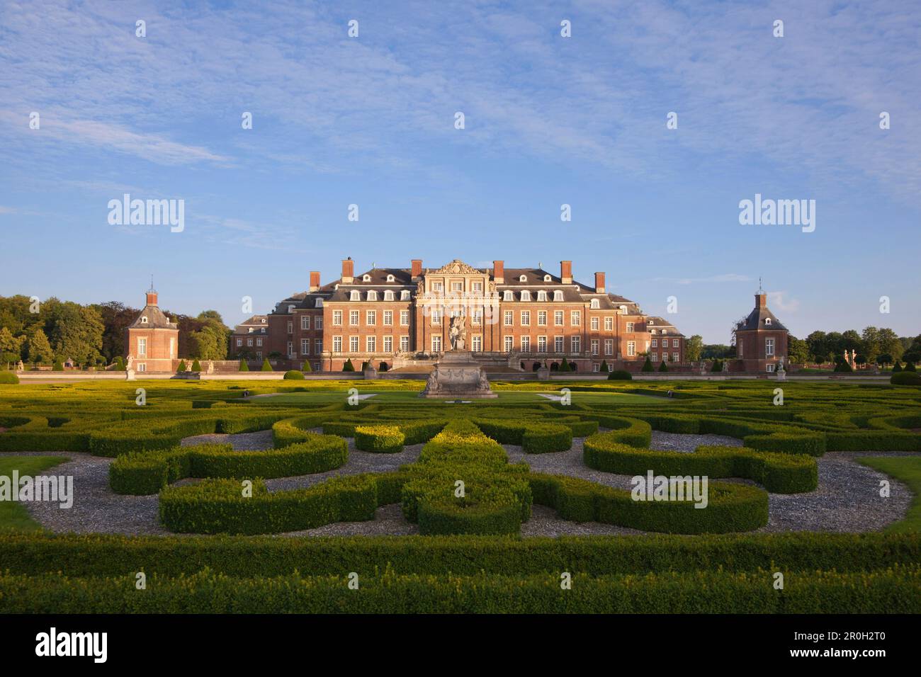 Giardino con sculture barocche sull'isola di Venere di fronte al castello ormeggiato Nordkirchen, Muensterland, Renania settentrionale-Vestfalia, Germania, Europa Foto Stock