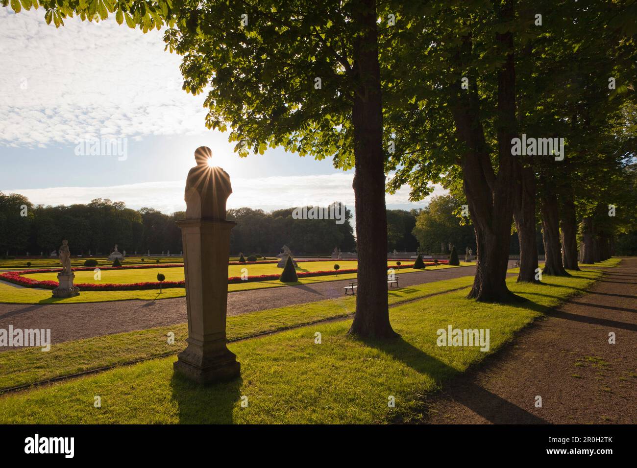 Vicolo con figure di antichi dèi e giardino con sculture barocche all'isola di Venere, Nordkirchen castello ormeggiato, Muensterland, Nord Reno-Wes Foto Stock