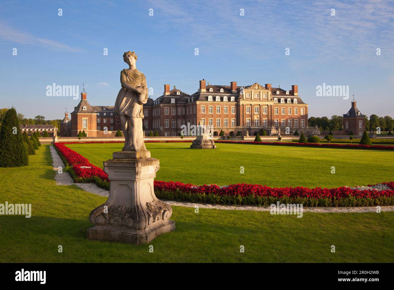 Giardino con sculture barocche sull'isola di Venere, castello ormeggiato Nordkirchen, Muensterland, Renania settentrionale-Vestfalia, Germania, Europa Foto Stock