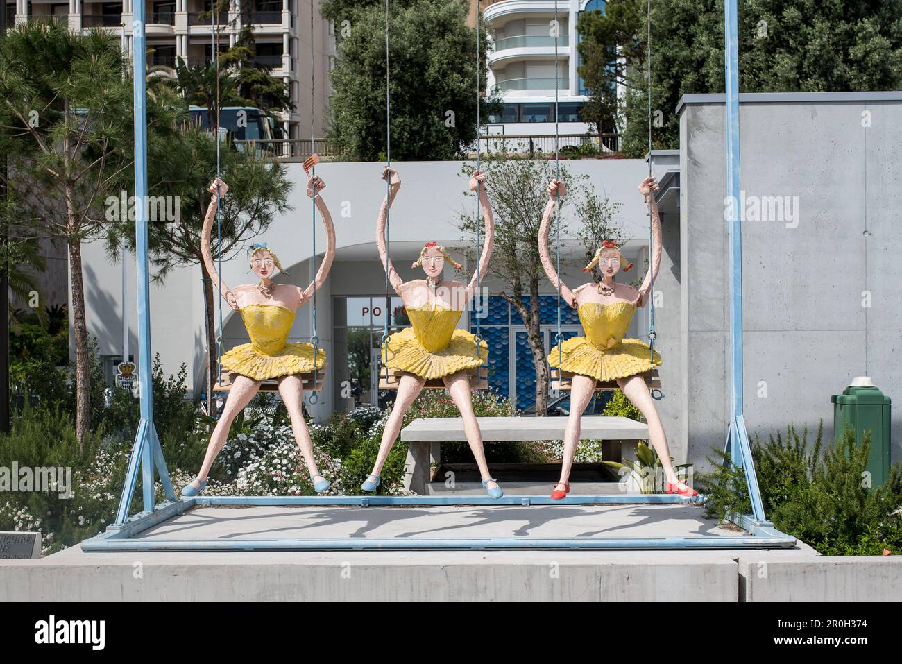 Lo swing delle ballerine dell'artista francese Louis cane, Monaco. Foto Stock