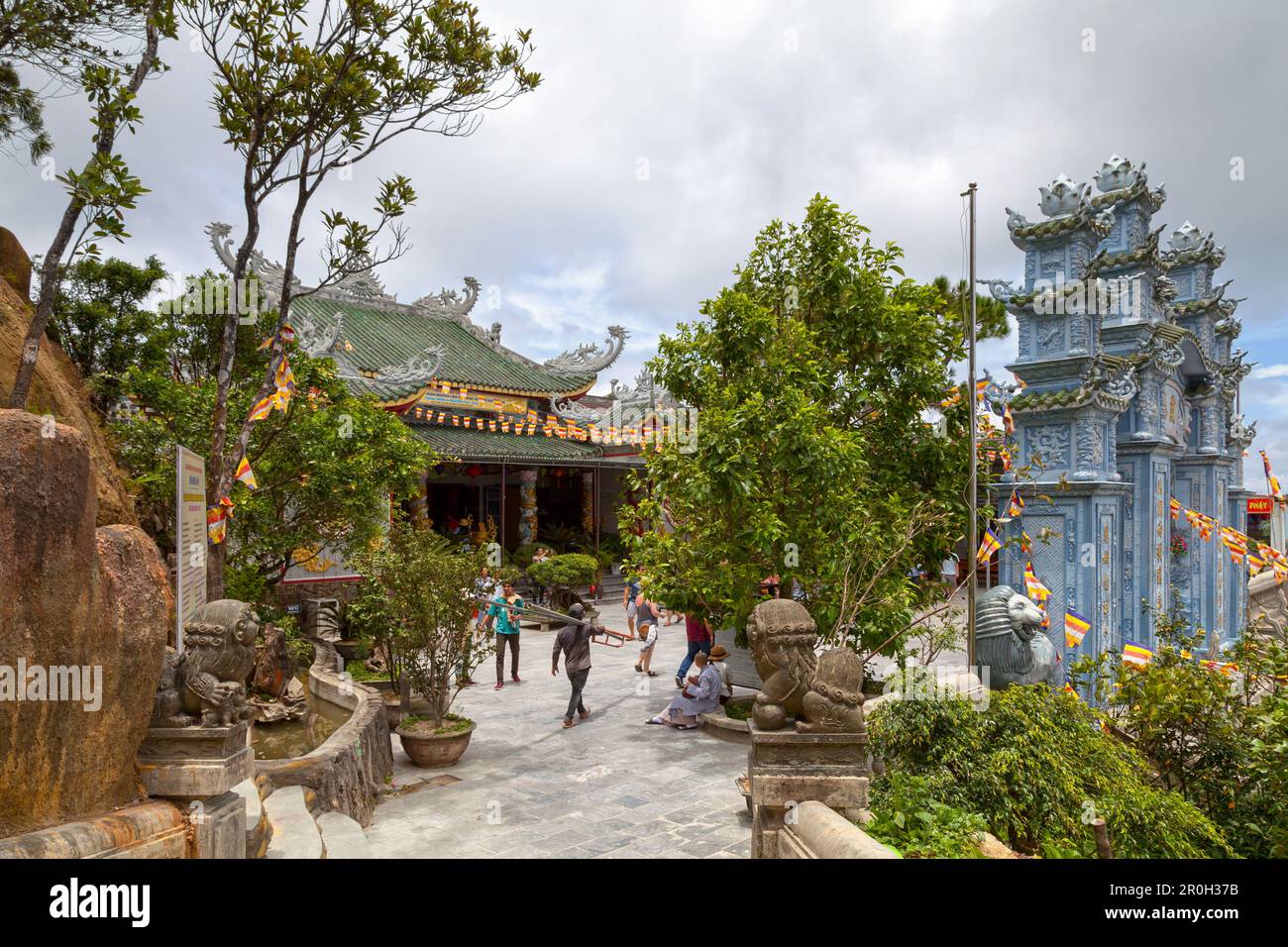 Bà Nà Hills, Vietnam - 22 2018 agosto: La Pagoda Linh Ung nelle colline di Bà Nà, vicino a da Nang, Vietnam. Le colline di Bà Nà si trovano nella montagna Truong Son Foto Stock