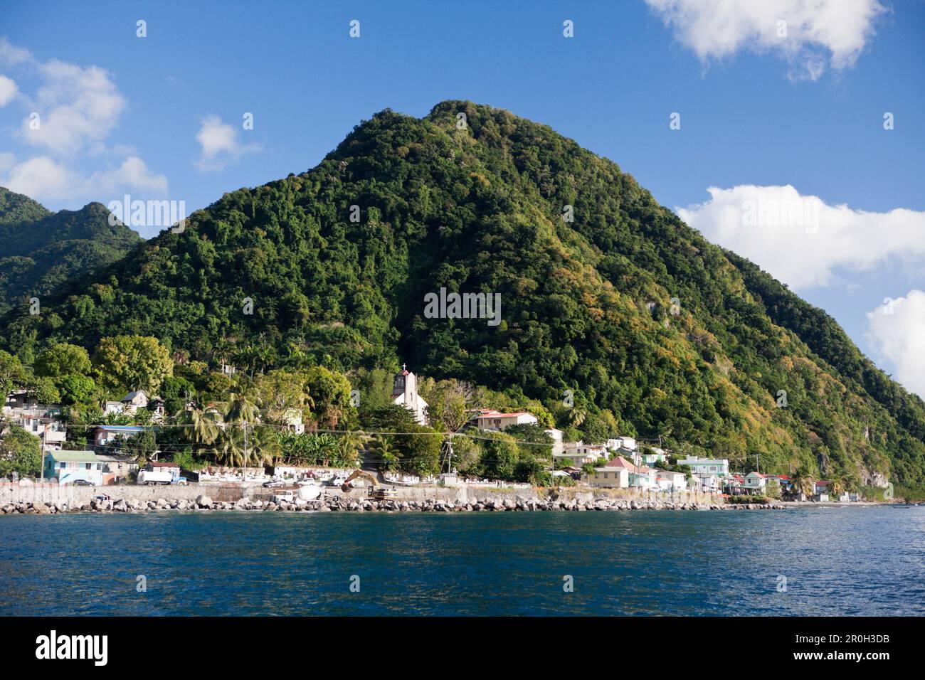 Costa vicina a Roseau, Mar dei Caraibi, Dominica, Antille Leeward, piccole Antille, Antille, Caraibi, Indie Occidentali, America Centrale, Nord America Foto Stock