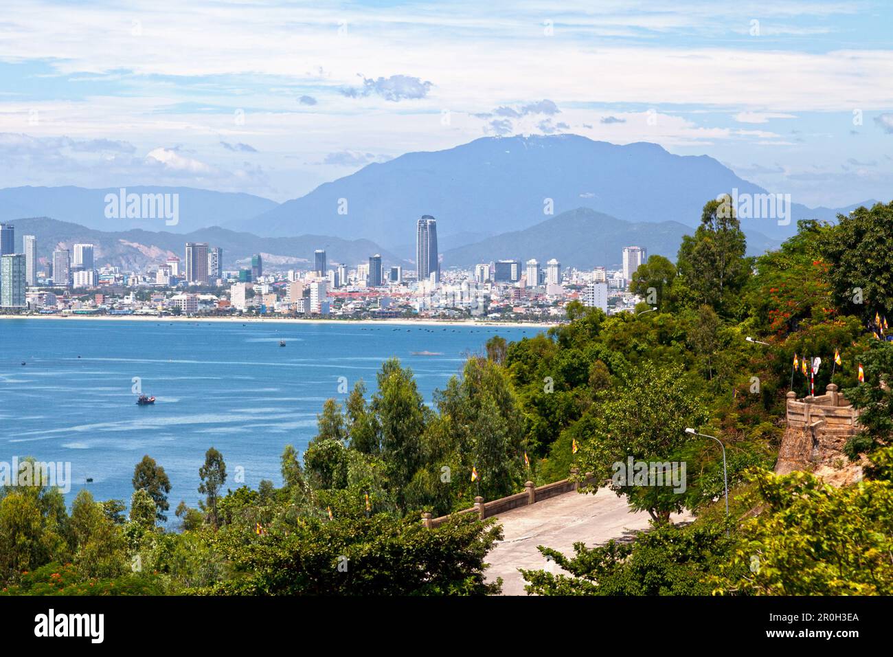 Da Nang visto dalla pagoda di Linh Ung in cima alla montagna di Son tra. Foto Stock
