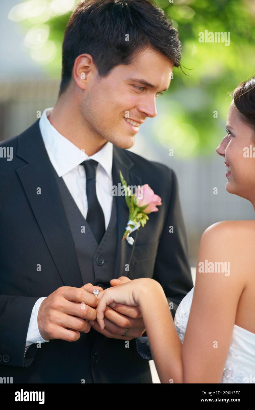 In esso per il lungo periodo. Una giovane coppia sposata in piedi insieme guardandosi con amore. Foto Stock