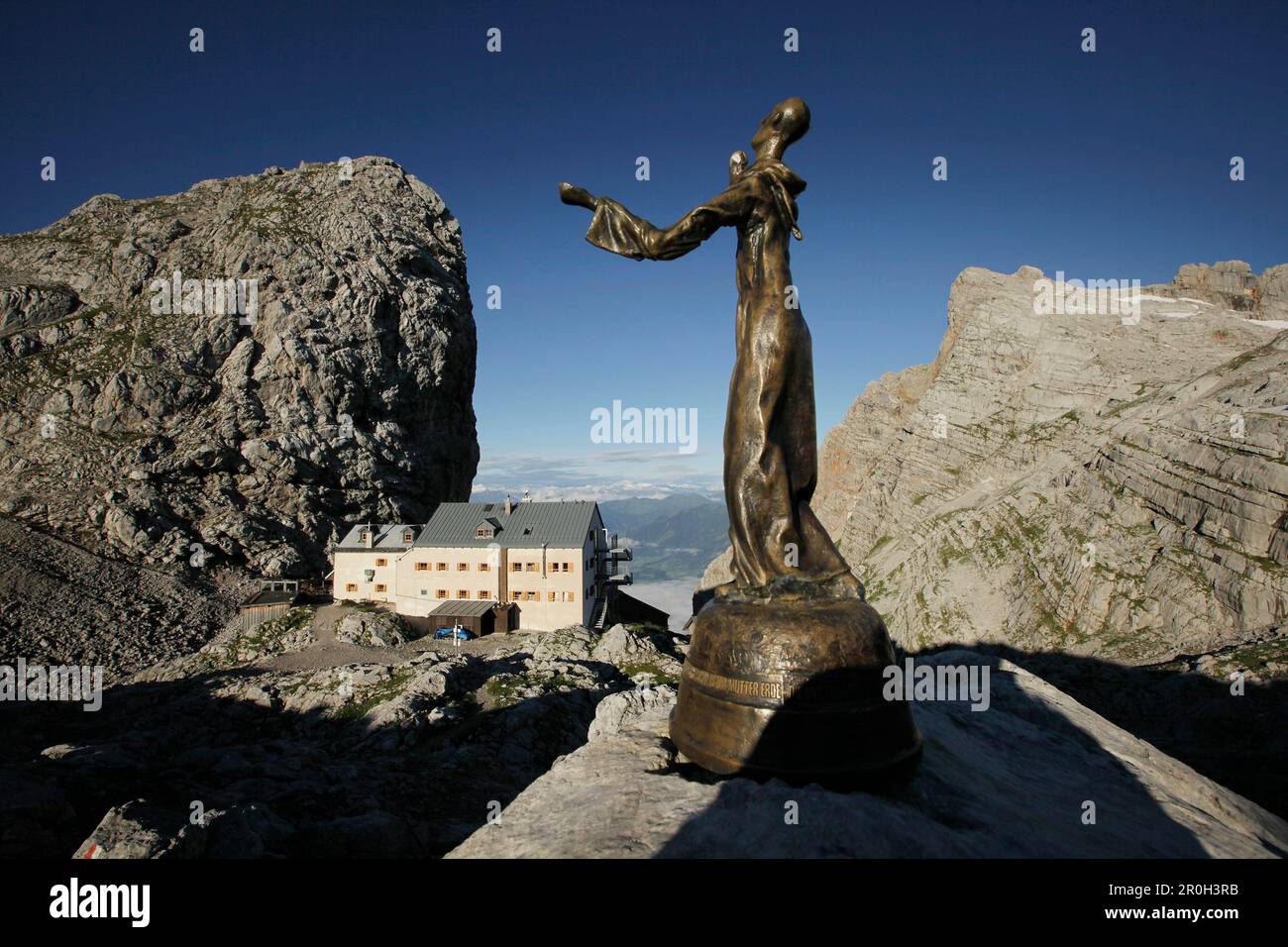 Scultura in bronzo, Riemannhaus sullo sfondo, Ramseider Scharte, Steinernes Meer, Salisburgo, Austria Foto Stock