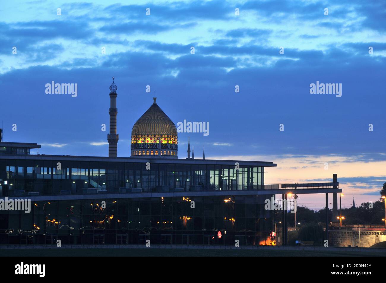 Yenidze moschea e sala congressi al crepuscolo, Dresda, Sassonia, Germania, Europa Foto Stock