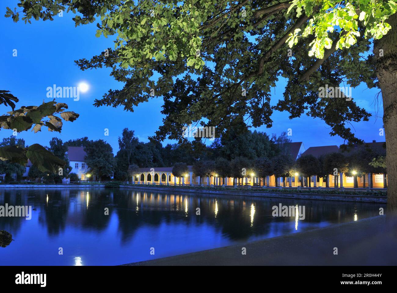 Lago al Kurpark di notte, Bad Lauchstaedt, Sassonia-Anhalt, Germania, Europa Foto Stock