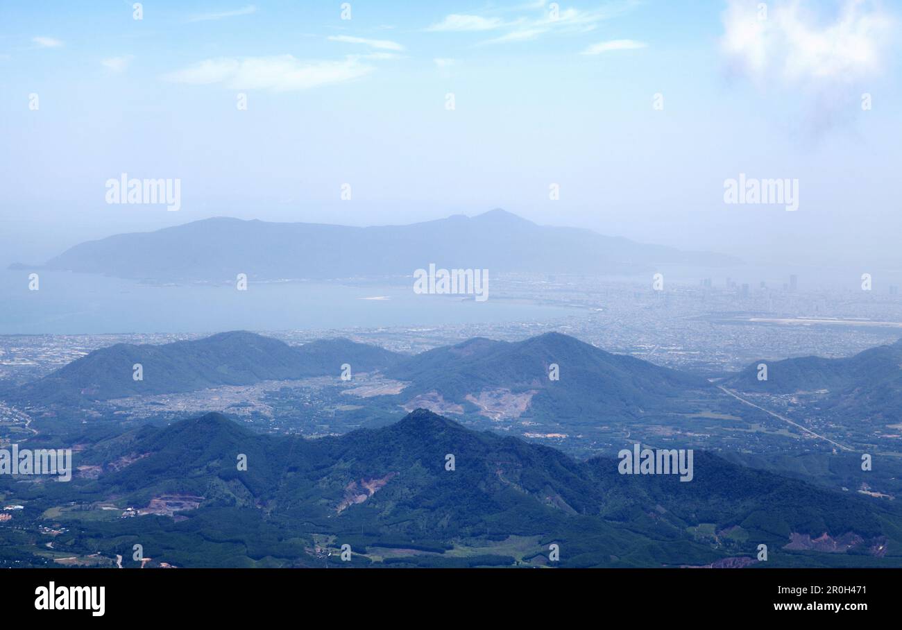 Veduta aerea di da Nang dalle colline di Ba Na. Foto Stock