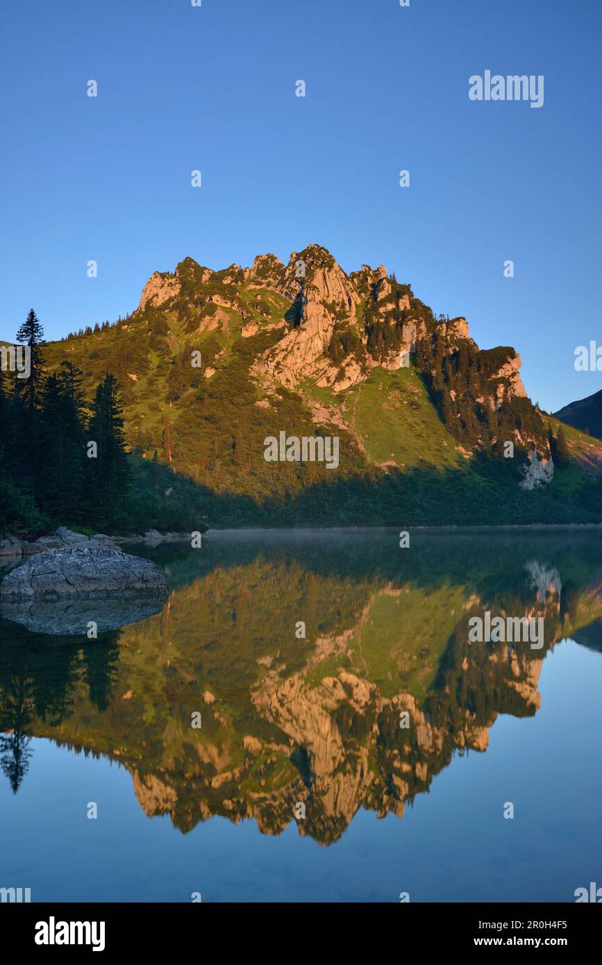 Ruchenkoepfe che si riflette nel lago di montagna, nella zona di Spitzing, nelle Alpi bavaresi, nell'alta Baviera, in Baviera, Germania Foto Stock