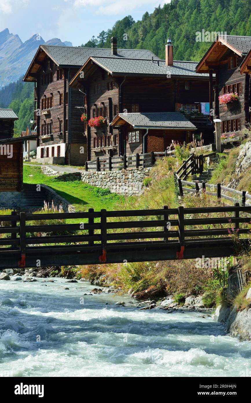 Case tradizionali, Blatten, Valle Loetschental, Alpi Bernesi, Vallese, Patrimonio mondiale dell'UNESCO Alpi svizzere Jungfrau-Aletsch, Svizzera Foto Stock