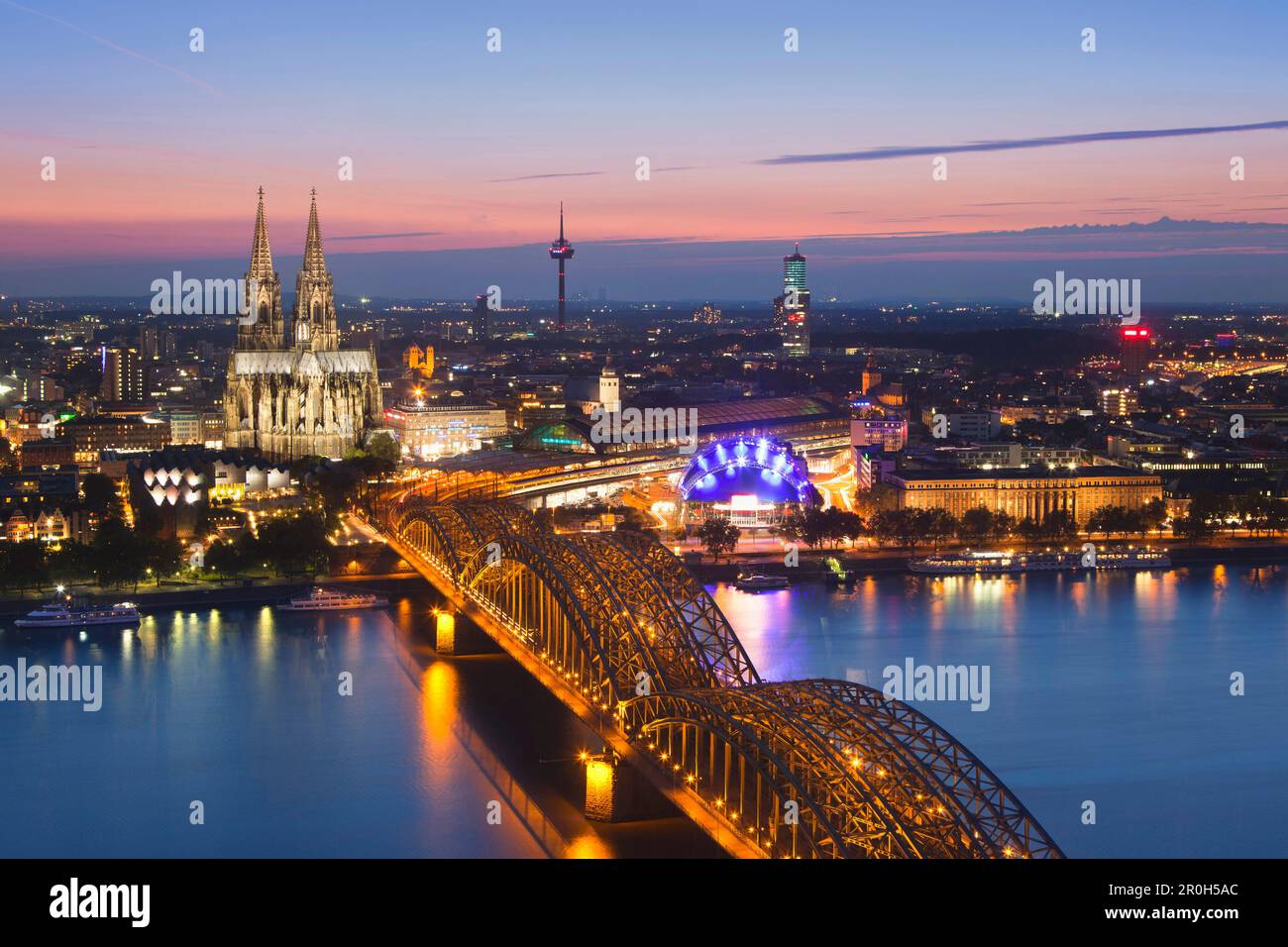 Vista sulla città vecchia con la cattedrale, la stazione centrale, il ponte Hohenzollern e il Duomo musicale in serata, Colonia, Renania settentrionale-Vestfalia, Germania, Foto Stock