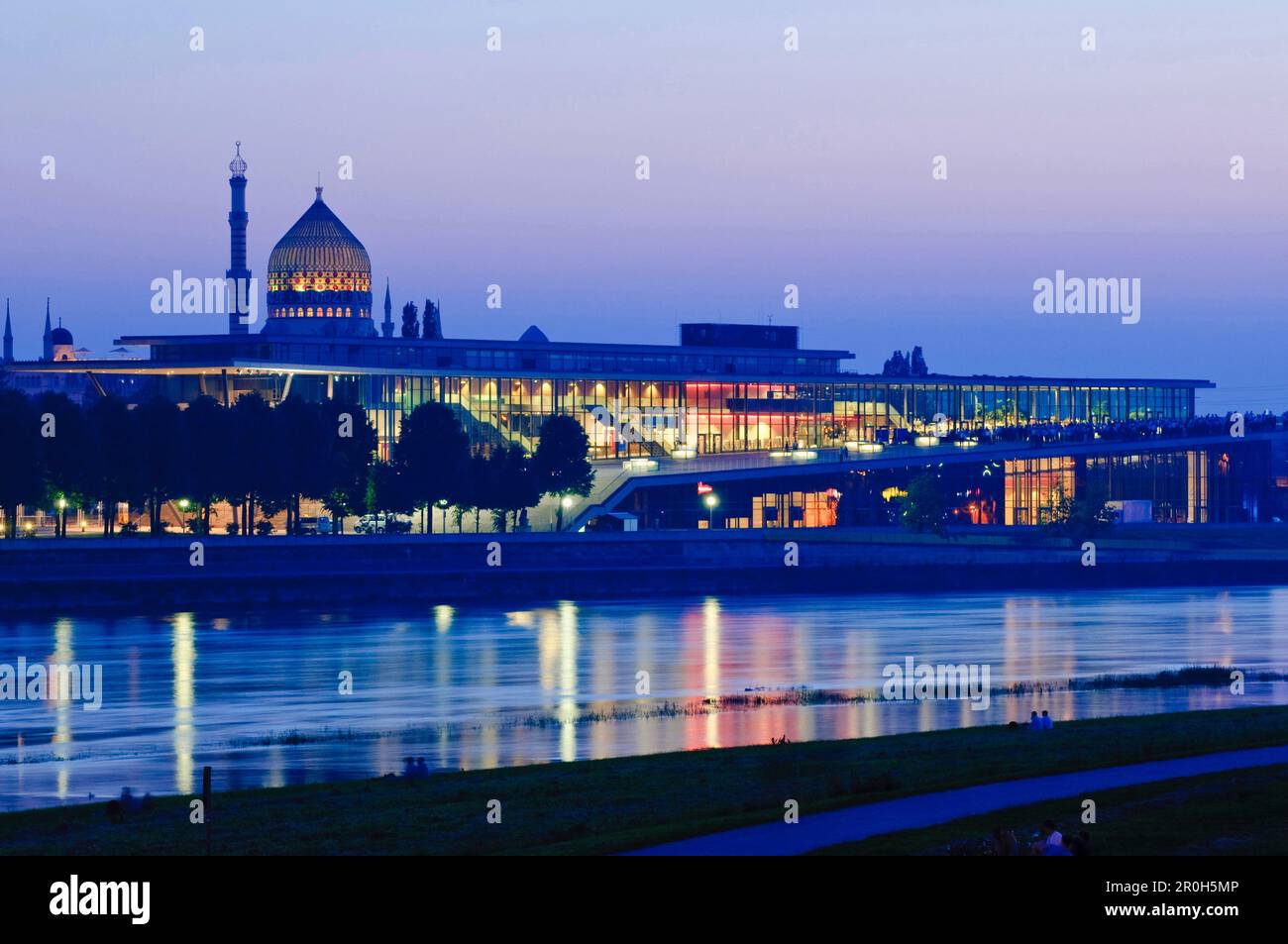 Fiume Elba, centro congressi e Yenidze di notte, Dresda, Germania Foto Stock