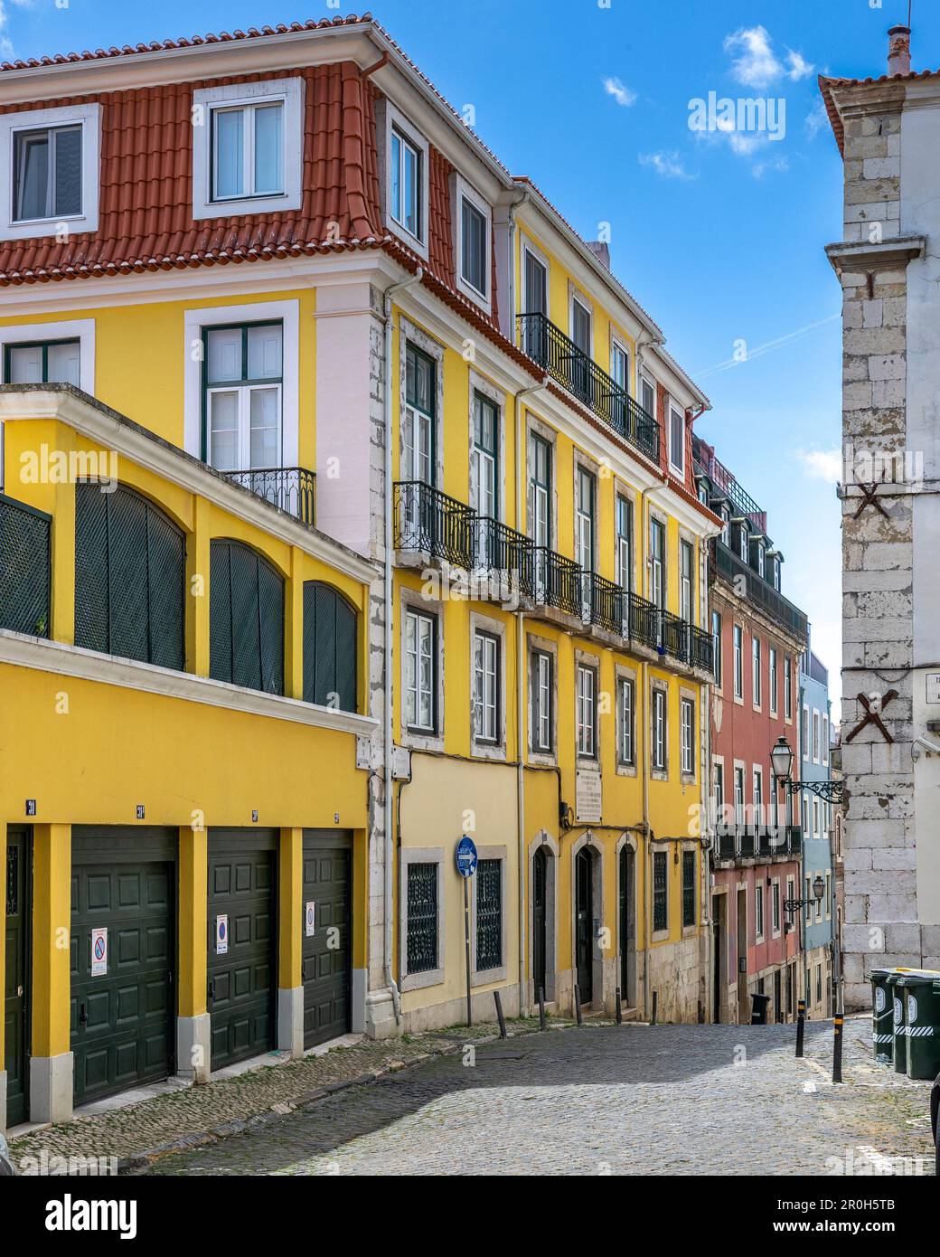 Lisbona, Portogallo - 29 aprile 2023: Strade colorate di Lisbona, Portogallo Foto Stock
