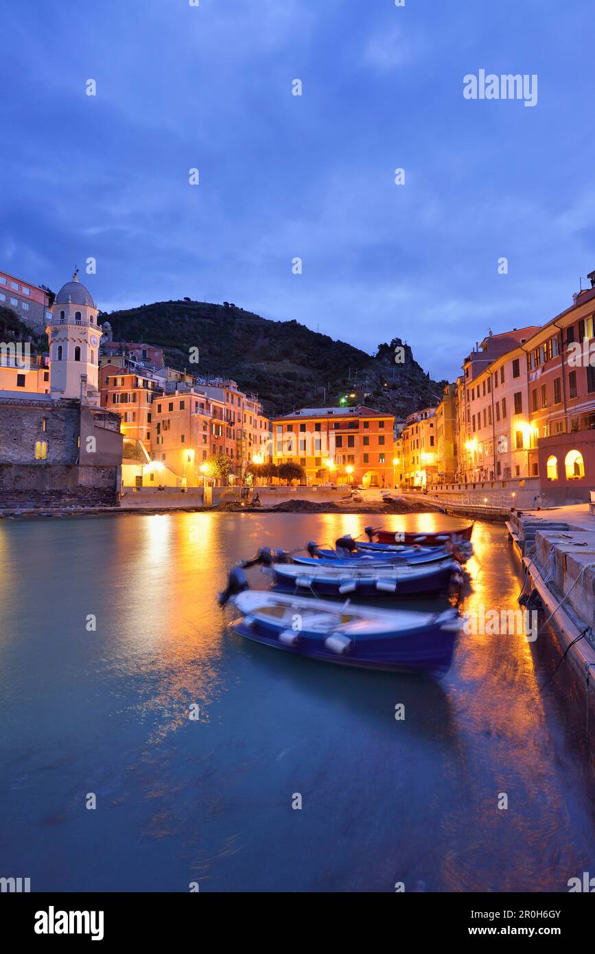 Porto illuminato di Vernazza alla luce della sera, Vernazza, cinque Terre, Parco Nazionale delle cinque Terre, Patrimonio dell'Umanità dell'UNESCO, cinque Terre, Liguri Foto Stock