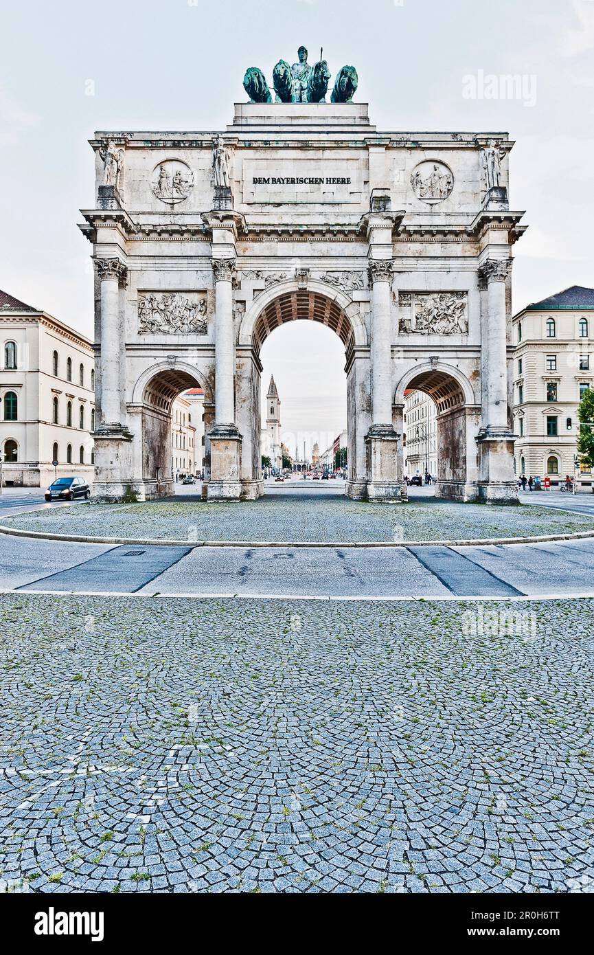 Arco trionfale a tre archi con quadriga, Siegestor, Monaco, Baviera alta, Baviera, Germania Foto Stock