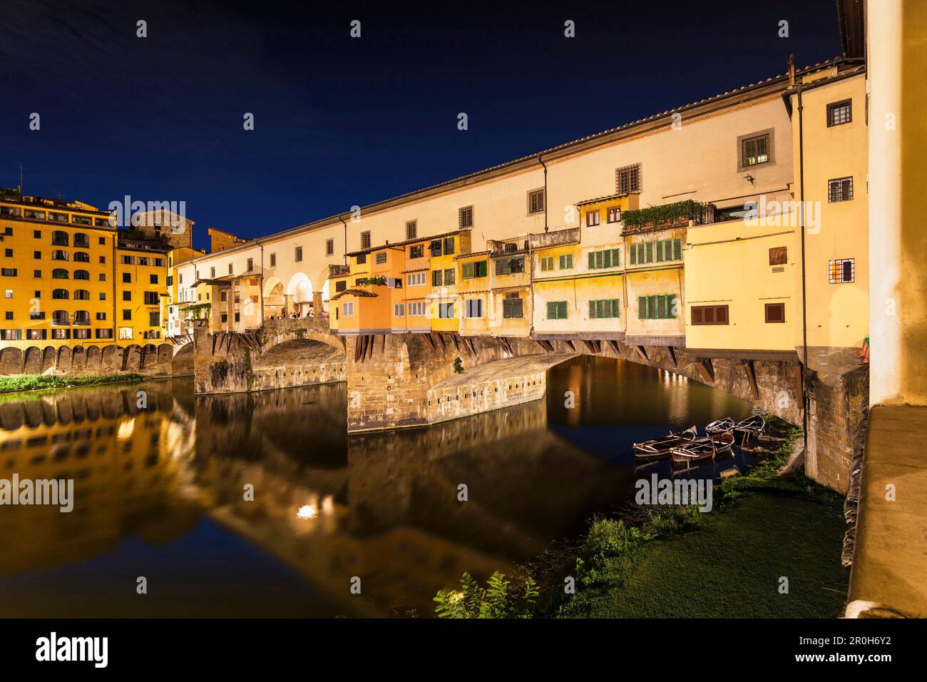 Ponte Vecchio di notte, il fiume Arno, Firenze, Toscana, Italia, Europa Foto Stock