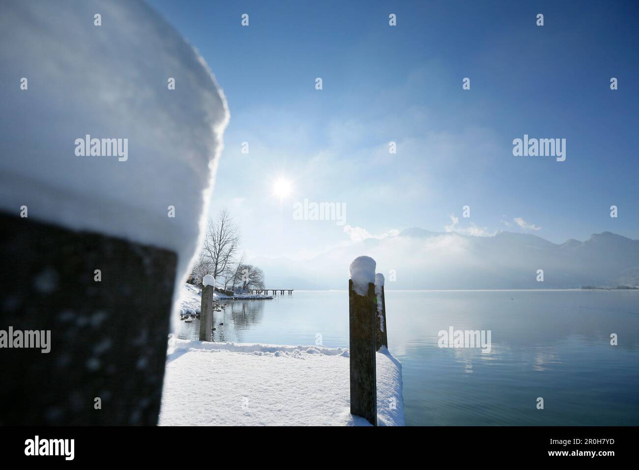 Coperte di neve molo al lago Kochel, Alta Baviera, Germania Foto Stock