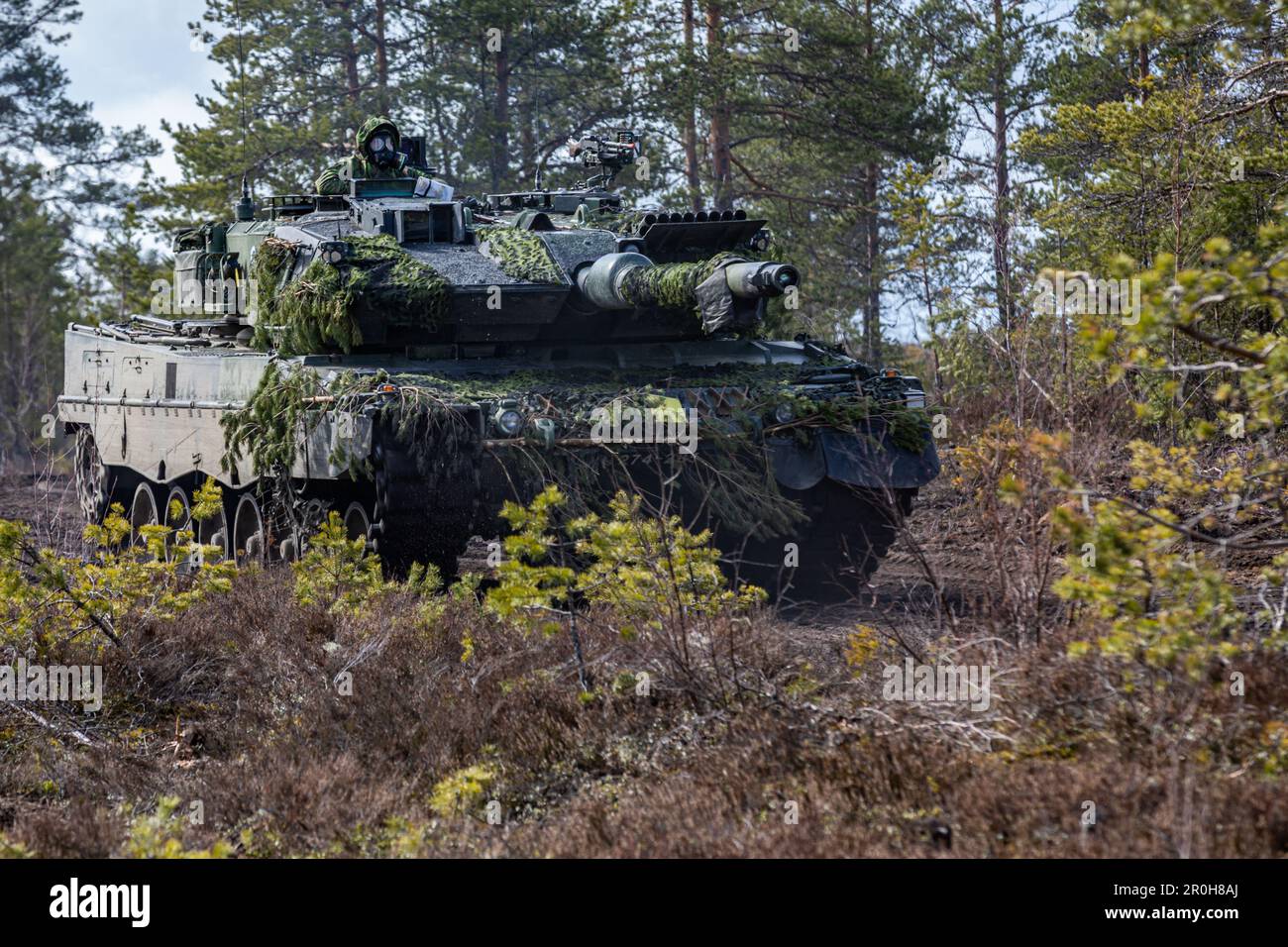 Soldati finlandesi assegnati alla Brigata Armata Finlandese, manovrano un carro armato leopardo 2A6 durante l'esercizio Arrow 23 a Niinisalo, Finlandia, 4 maggio 2023. Exercise Arrow è un esercizio annuale multinazionale che coinvolge le forze armate degli Stati Uniti, del Regno Unito, della Lettonia, della Lituania e dell'Estonia, che si allenano con le forze di difesa finlandesi in impegni ad alta intensità, forza su forza ed esercitazioni di fuoco vivo per aumentare la preparazione militare e promuovere l'interoperabilità tra le nazioni partner. (STATI UNITI Foto della Guardia Nazionale militare di Sgt. John Schoebel) Foto Stock