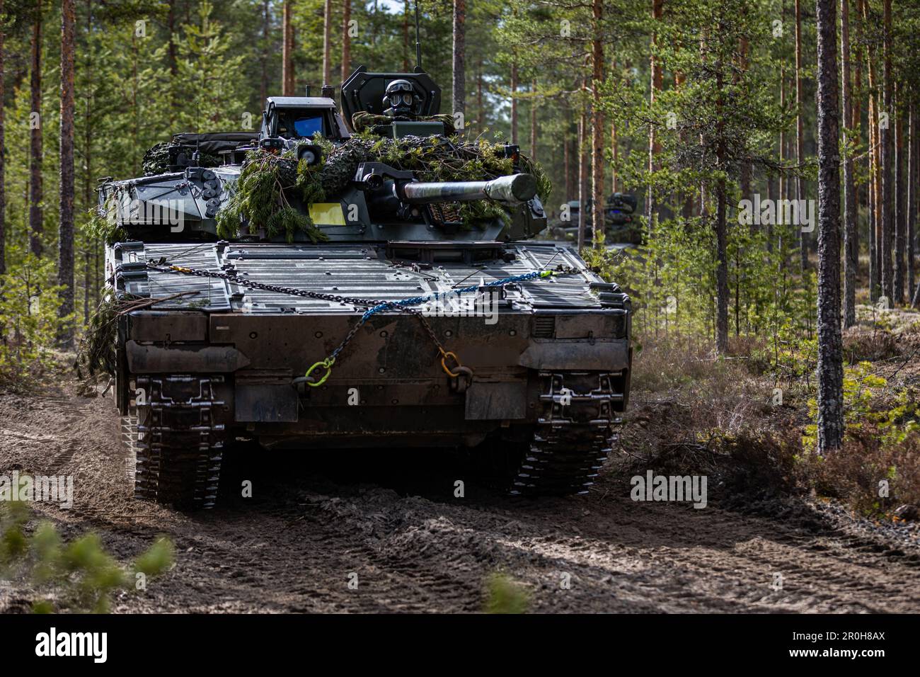 Soldati finlandesi assegnati alla Brigata Armata Finlandese, manovrano un veicolo da combattimento CV9030 durante l'esercizio Arrow 23 a Niinisalo, Finlandia, 4 maggio 2023. Exercise Arrow è un esercizio annuale multinazionale che coinvolge le forze armate degli Stati Uniti, del Regno Unito, della Lettonia, della Lituania e dell'Estonia, che si allenano con le forze di difesa finlandesi in impegni ad alta intensità, forza su forza ed esercitazioni di fuoco vivo per aumentare la preparazione militare e promuovere l'interoperabilità tra le nazioni partner. (STATI UNITI Foto della Guardia Nazionale militare di Sgt. John Schoebel) Foto Stock