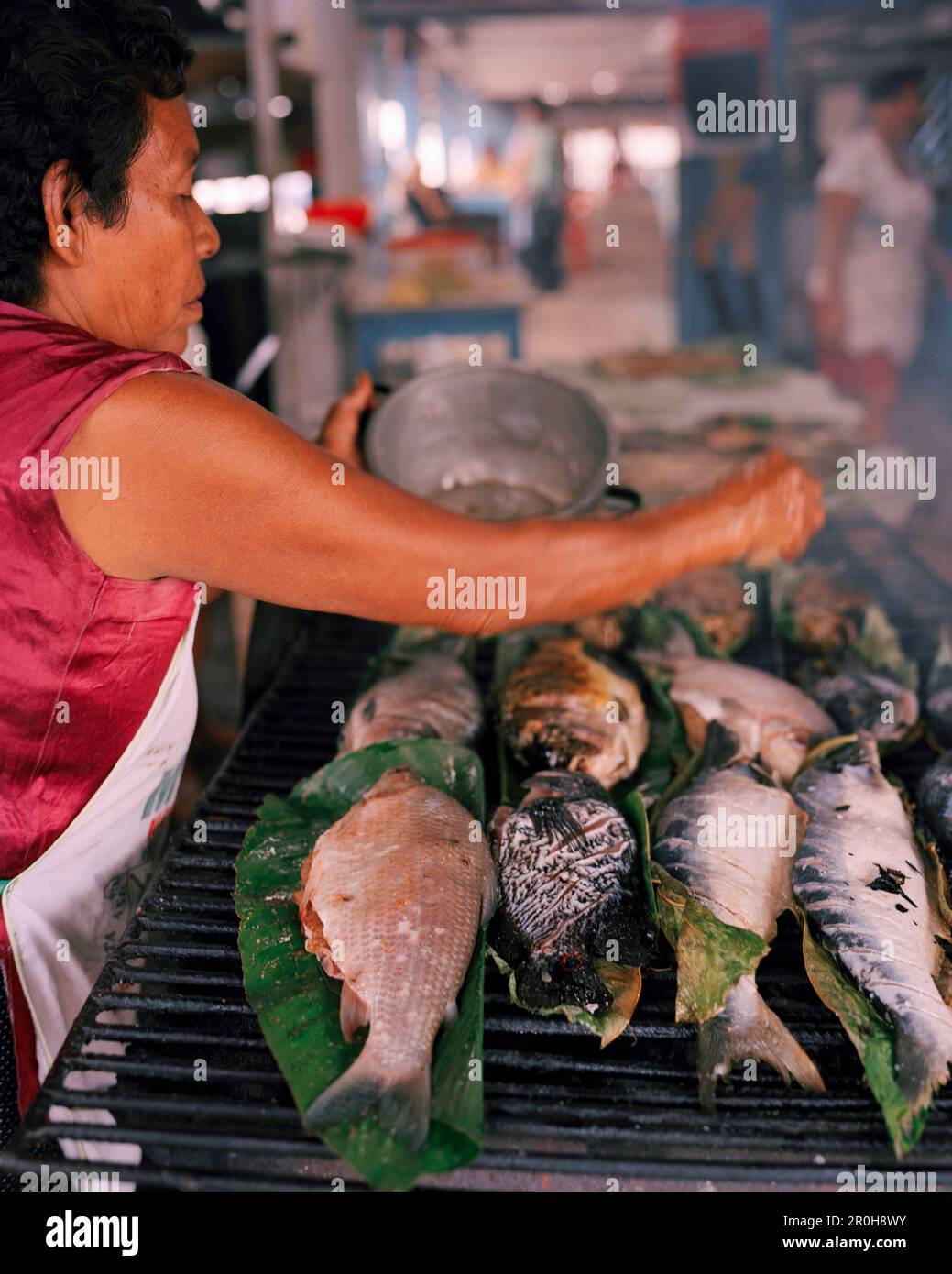 PERÙ, Foresta pluviale amazzonica, Sud America, America Latina, fornitori di pesce grigliato sul carbone al mercato Bellavista. Foto Stock