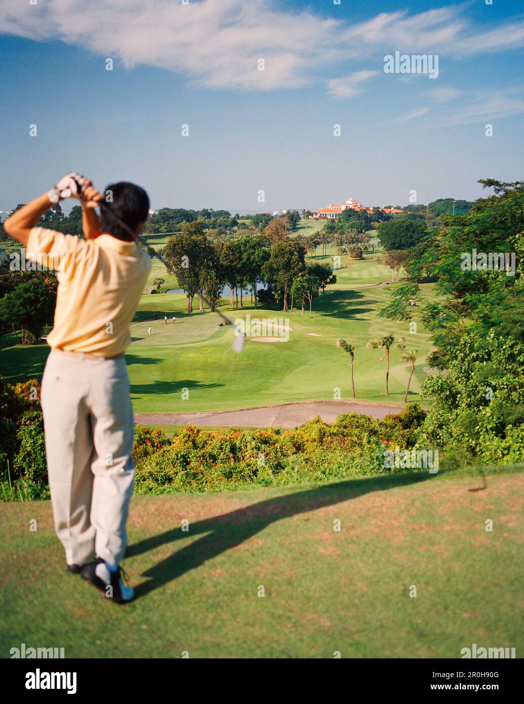 SINGAPORE, Asia, vista posteriore dell'uomo per giocare a golf a Sentosa Resort Foto Stock